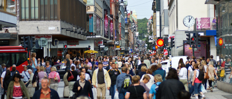 Människor som går på Drottninggatan i centrala Stockholm.